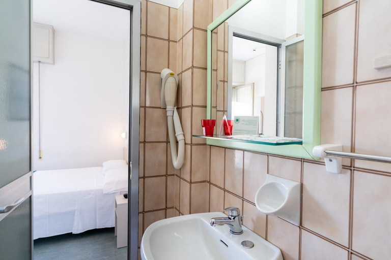 Bathroom 4, Hotel Montmartre, Rimini