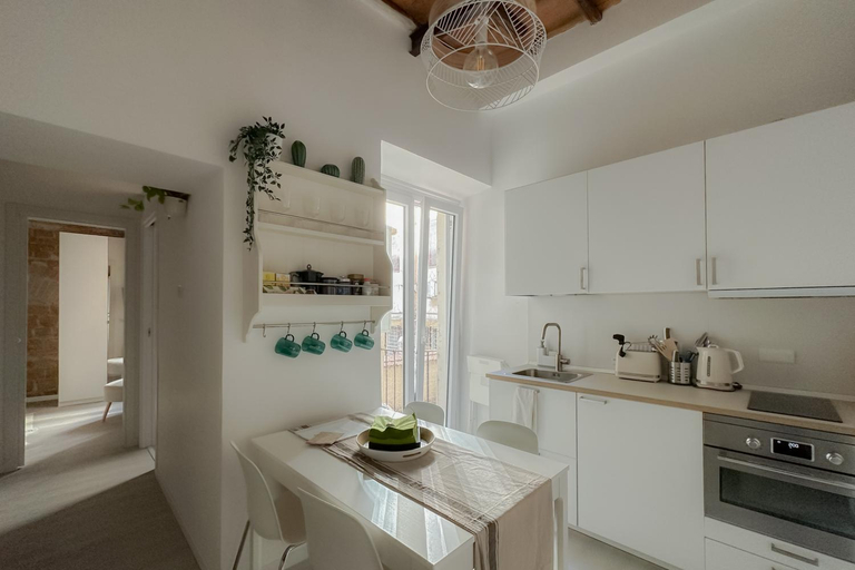 2, White Ostilia Apartments, Roma