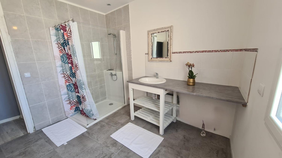 Bedroom 5, Chez Delphine, Indre
