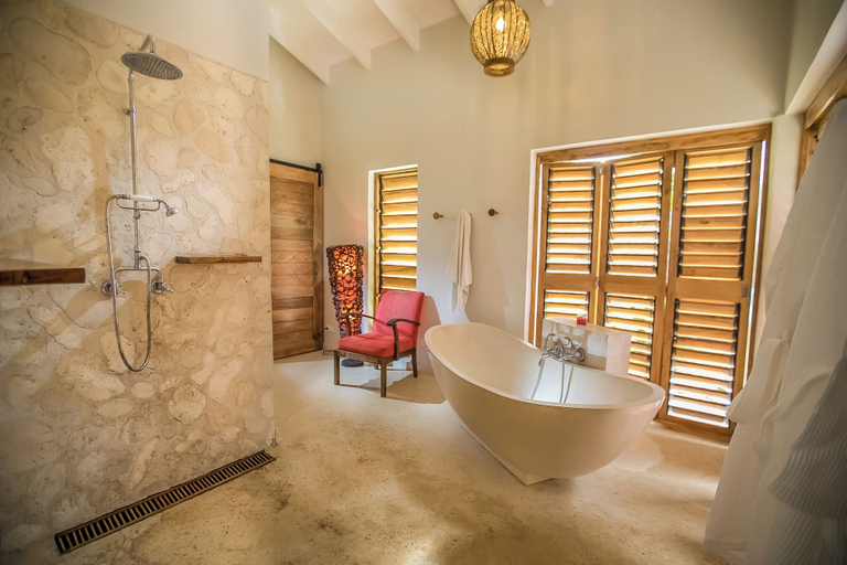Bathroom 4, Nakatumble, Malorua