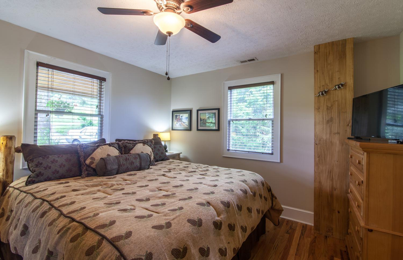 Bedroom 2, Top Of The Rock, Watauga