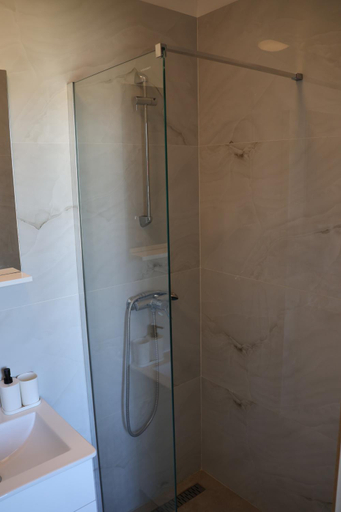 Bathroom 3, Sea and rock, Vir