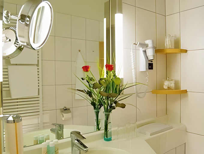 Bathroom 3, Seehotel Borkum, Leer
