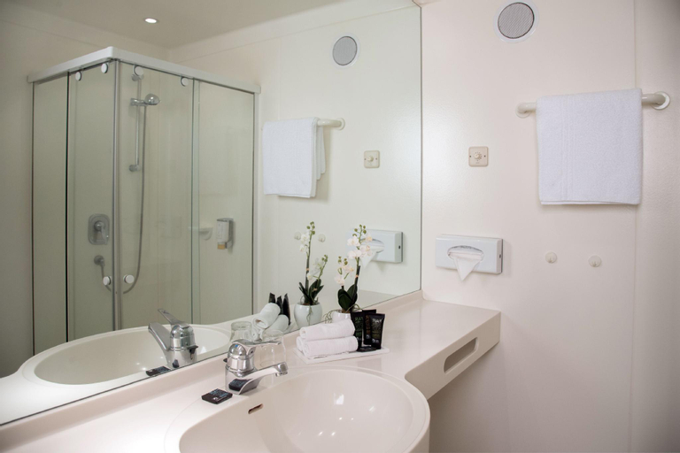 Bathroom 13