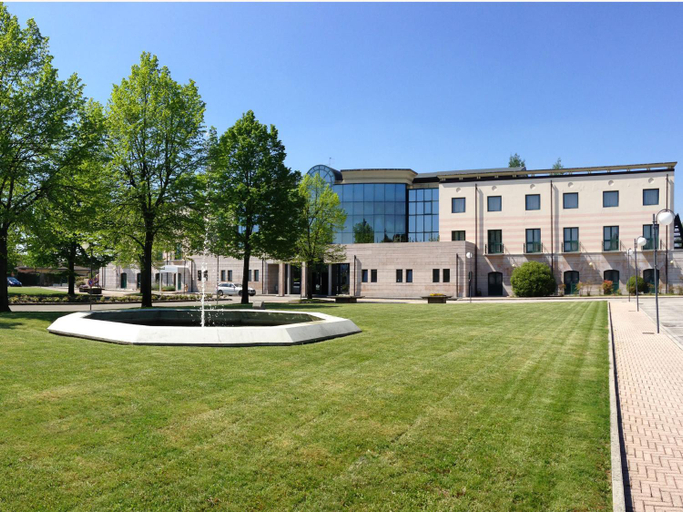 Exterior & Views 8