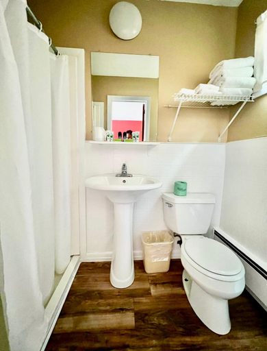 Bathroom 2, Saco River Motor Lodge & Suites, Carroll