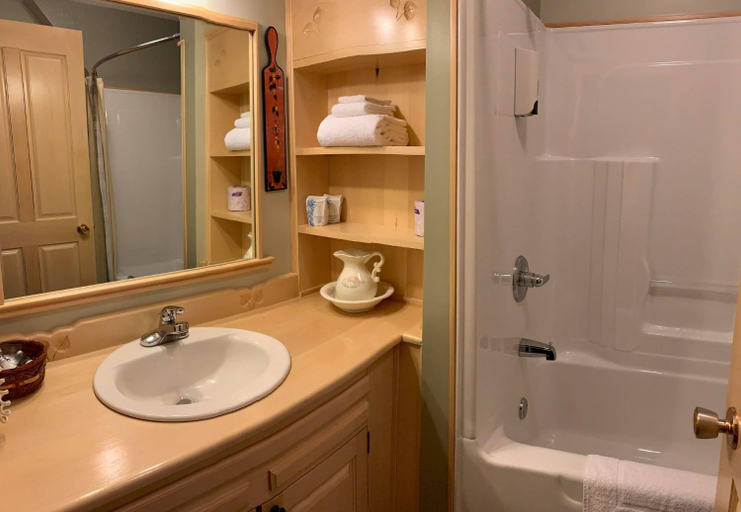 Bathroom 4, Auberge MicKy Inc, Madawaska