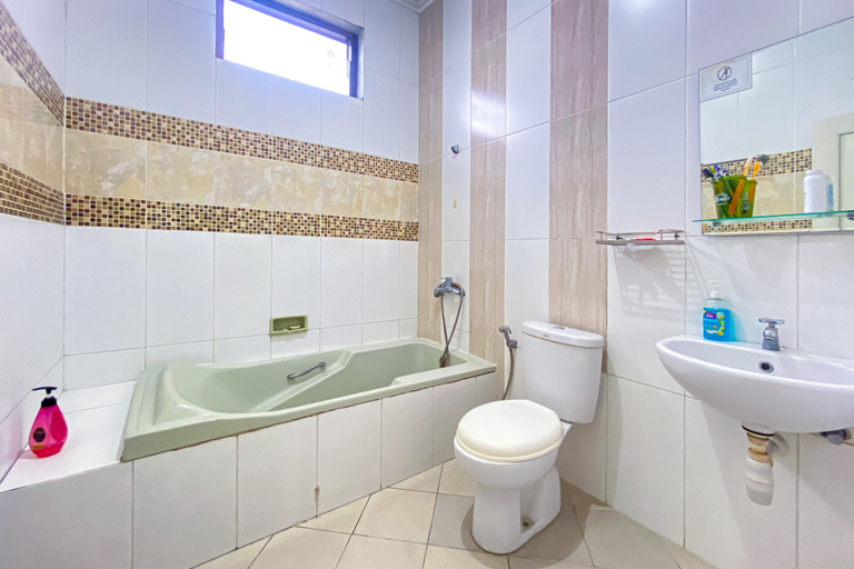 Bathroom 3, Megarich Syariah RedPartner Lippo Cikarang, Cikarang