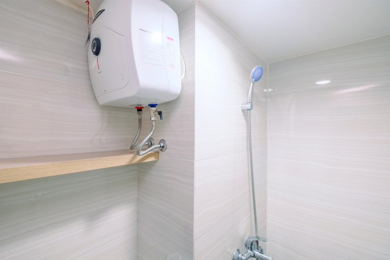 Bathroom 5, Comfortable and Tidy 2BR Podomoro Golf View Apartment By Travelio, Bogor