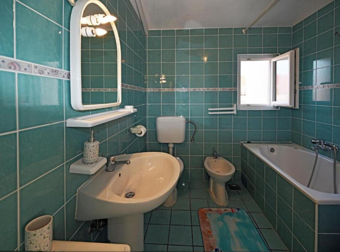 Bathroom 2, Apartments Mihovilovic - 50 m from beach, Trogir