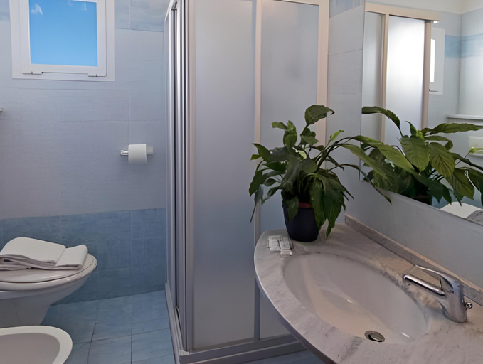 Bathroom 5, Hotel Saint Louis Rimini, Rimini