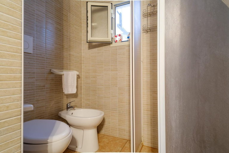 Bathroom 3, Wavefront San Foca, Lecce