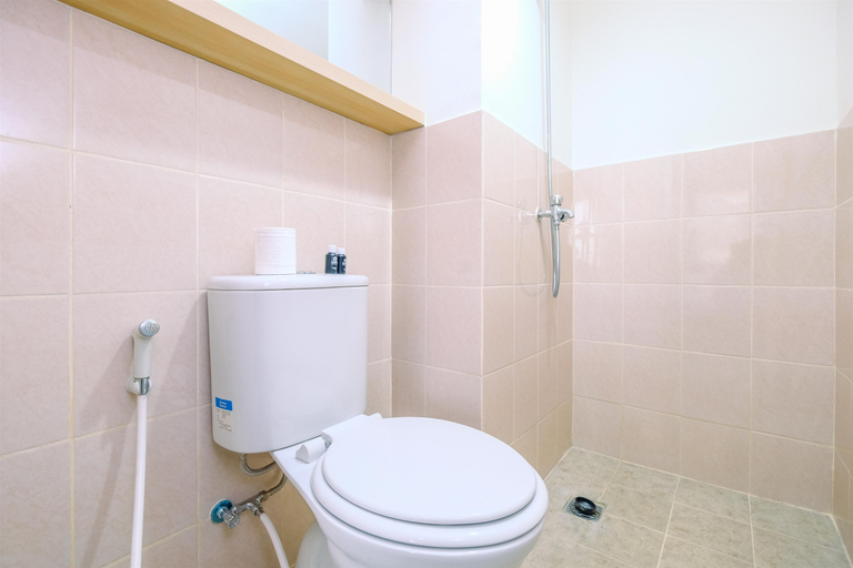 Bathroom 5, Nice and Warm Studio at Podomoro Golf View Apartment By Travelio, Bogor