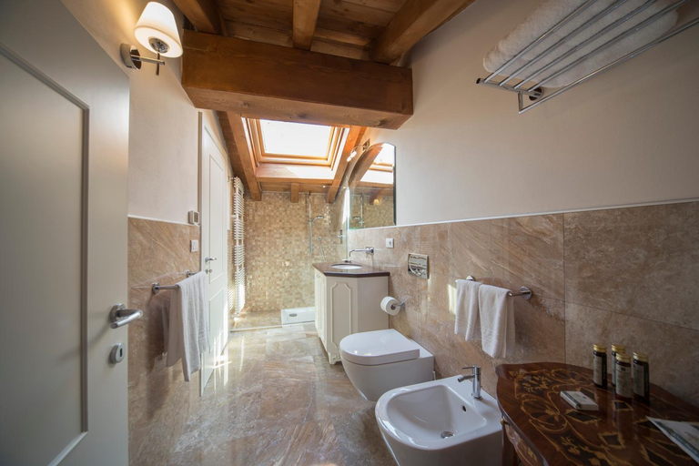 Bathroom 3, Lady Capulet Apartments, Verona