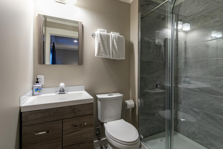 Bathroom, The Cache Hotel and Lodgings, Columbia-Shuswap