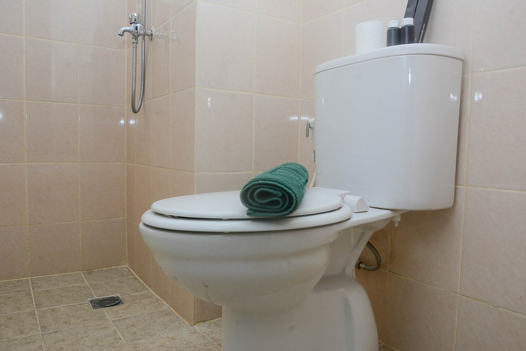 Bathroom 5, Brand New and Fresh Studio Apartment Podomoro Golf View By Travelio, Bogor