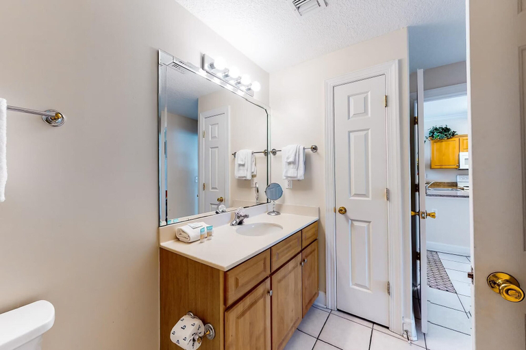 Bathroom 4, Twin Palms 702, Bay