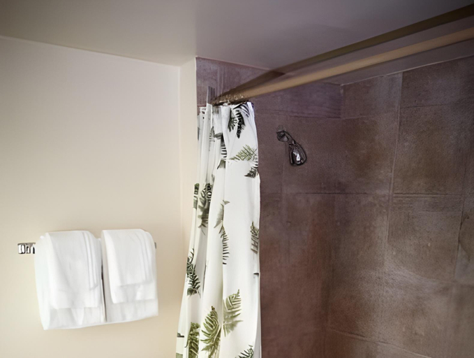 Bathroom 2, Kent Inn, Kawartha Lakes