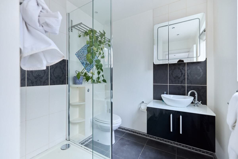 Bathroom 5, The Shoreditch Retreat - Inviting 2bdr Apartment, London
