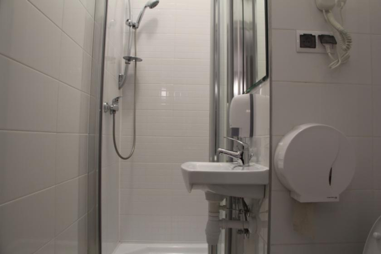 Bathroom 4, Lorf Hostel & Apartments, Kraków City
