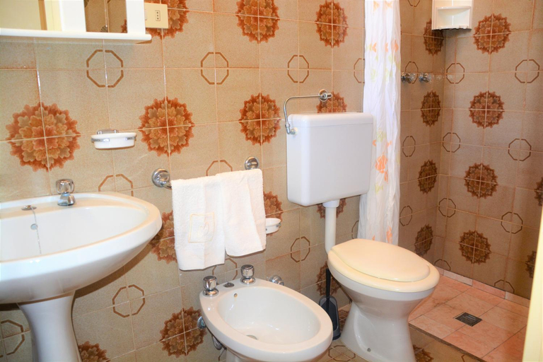 Bathroom 1, Leca's House Appartamenti a 100m dal mare, Lecce