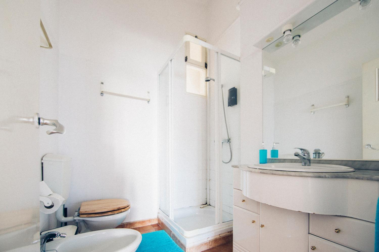 Bathroom 2, Boutique Taghostel, Lagos