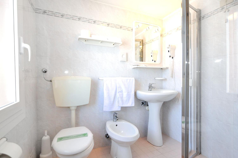 Bathroom 4, Hotel Rex, Venezia