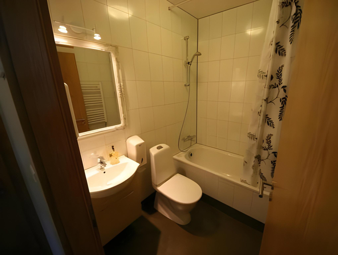 Bathroom 4, Hotel Husavik, Húsavík