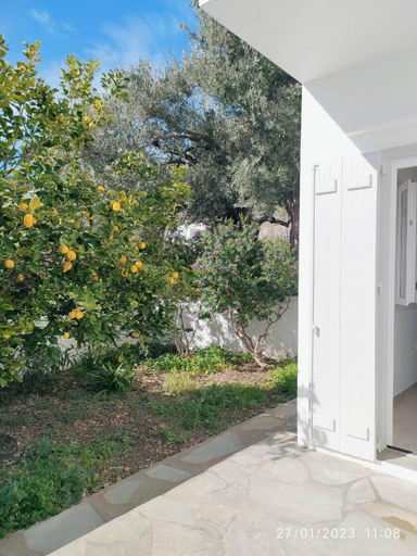 Garden, George's Seaside Apartments Sifnos, South Aegean