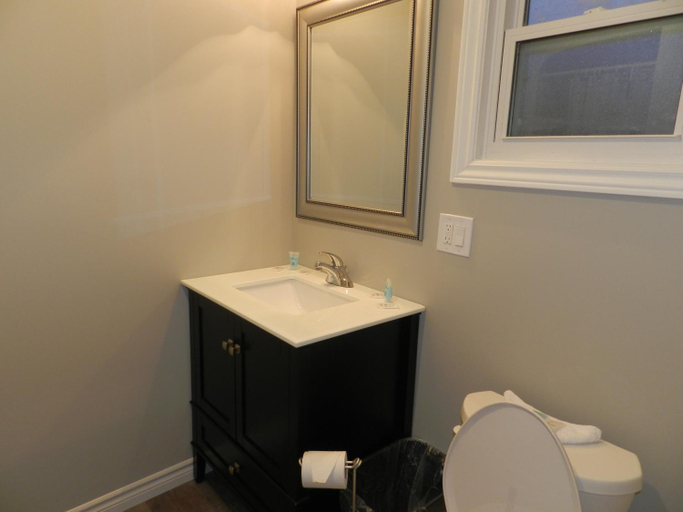 Bathroom 3, Kings Inn Near The Falls, Niagara