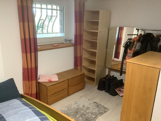 Bedroom 3, Doppelzimmer mit neuem Bad und Sportpool-Nutzung außen, im Souterrain der Villa Naturpark, Garten mi, Koblenz