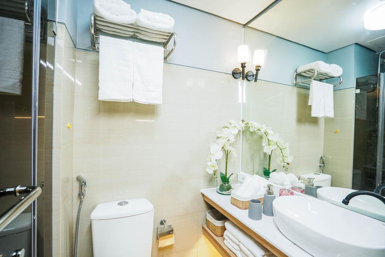Bathroom 3, Hawaii Suite by Guest Reservations Manila, Pasay City