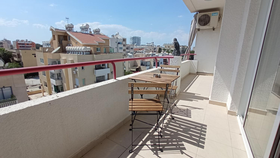Others 5, 5 min to the Beach Holiday Shared Apartment - private ROOM in 3 bdr Apt, Larnaca