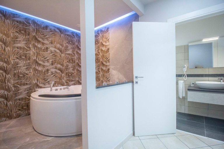 Bathroom 3, Royal Playa Suite and Apartament -private parking- self chek out, Catania