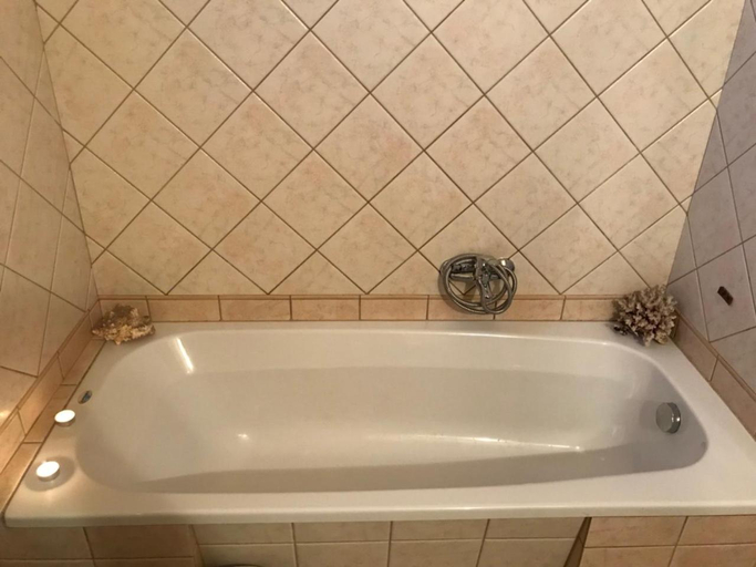 Bathroom 3, Diamond House, East Macedonia and Thrace