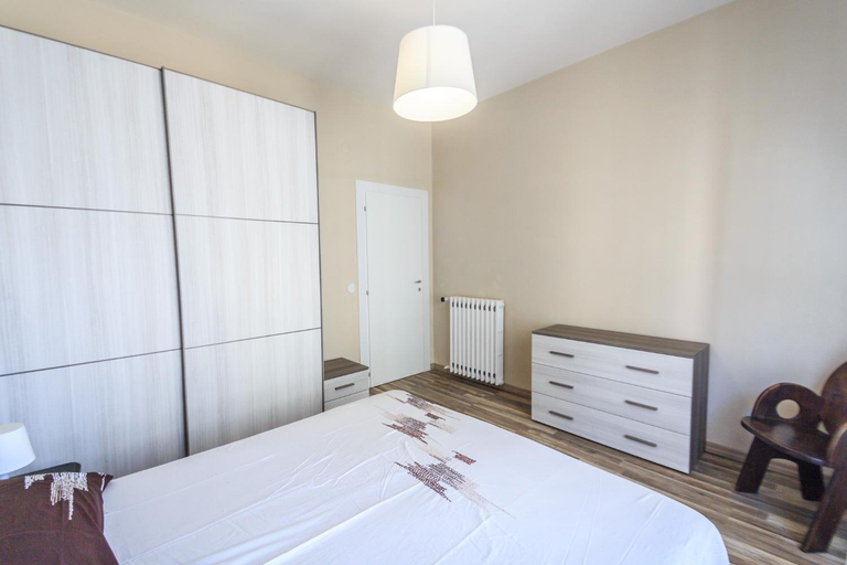 Others 5, Ampio appartamento con Box auto, Savona