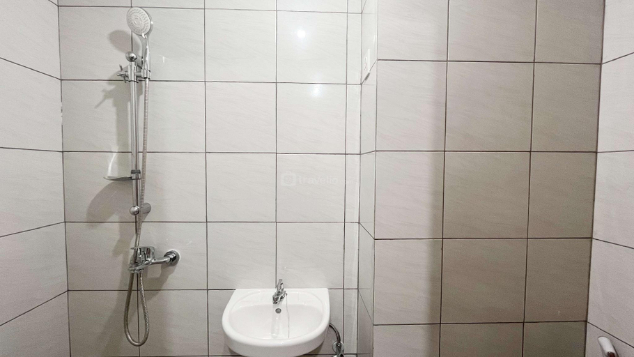 Bathroom 5, Restful Studio No Kitchen at Bandaraya By Travelio, Makassar