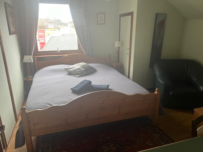 Bedroom 2, Stop at The Cross, Borås