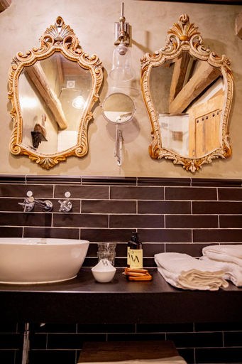 Bathroom 3, Via Avis, León