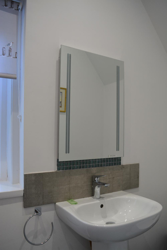 Bathroom 3, Riverside House, Hampshire