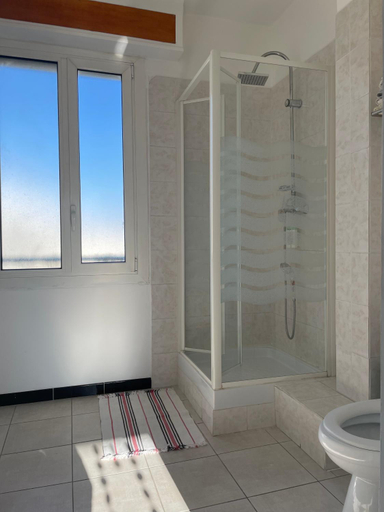Bathroom 2, A l'air libre, perche au calme et au soleil, Bouches-du-Rhône