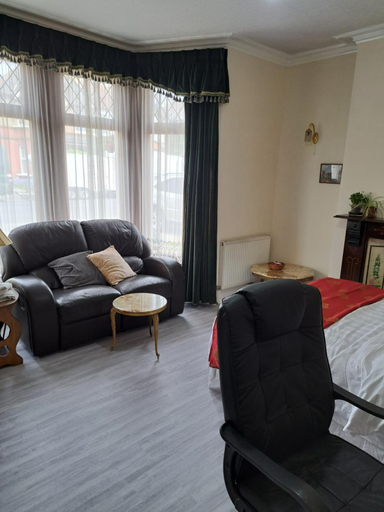 Others 3, Single Bedroom available - Train station London Seven Kings, London