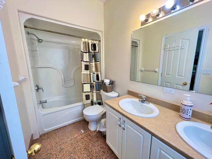 Bathroom 3, May Flowers, Frontenac