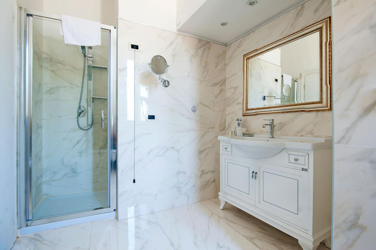 Bathroom 4, Royal House, Roma
