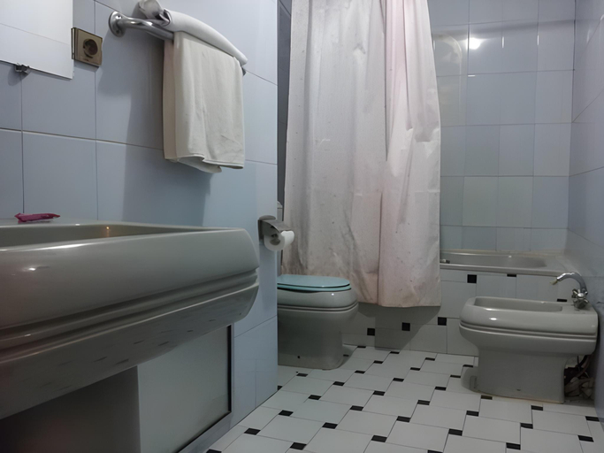 Bathroom 5, Hotel La Giralda, Nador