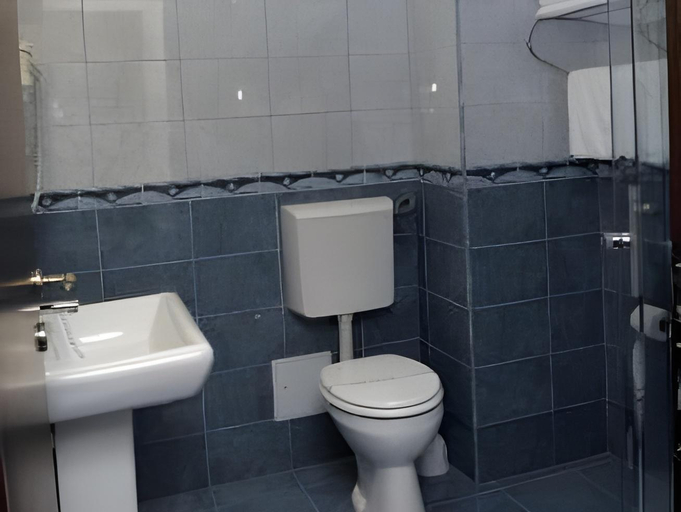 Bathroom 4, Hotel Yaky Center, Pitesti