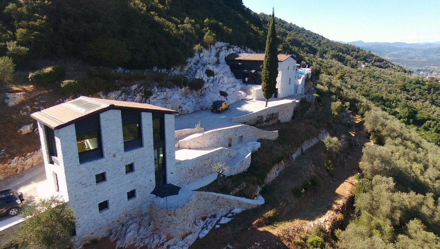 VILLA FARFALLA & GUESTHOUSE - The world unique property with an openable roof, Lucca