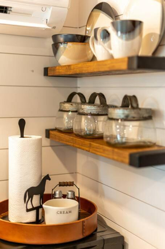 Others 2, The Stable Tiny Container Home-12 min to Magnolia, McLennan