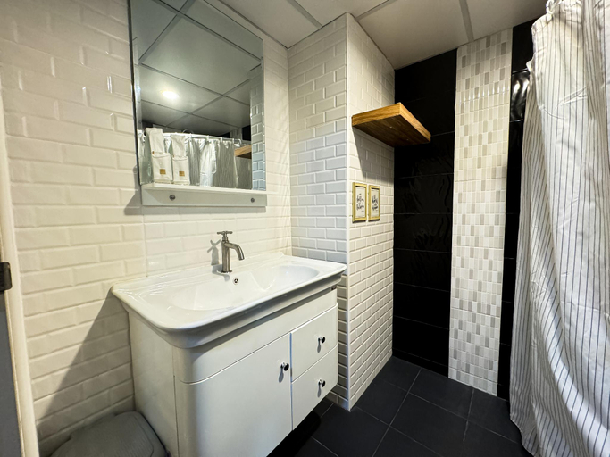Bathroom 2, Mountain View room located in Nimman Road, Muang Chiang Mai