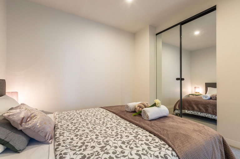 Docklands Unit Near Marvel Stadium with Parking, Melbourne